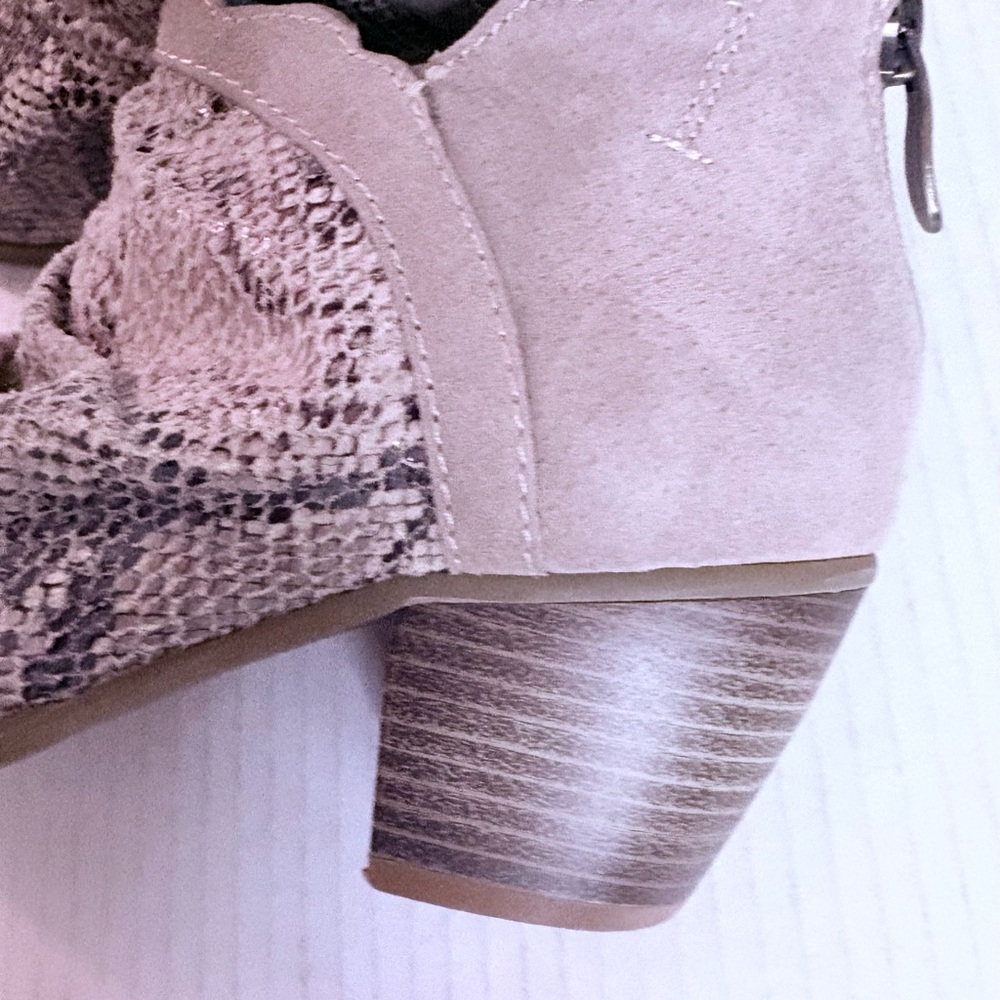 L' Artiste Spring Step Snake Print Low Suede Booties Women's 5.5 Peep Toe - Picture 5 of 12